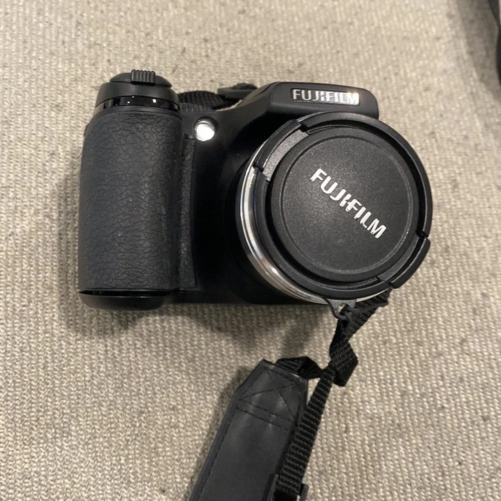 Fujifilm FinePix S Series S700 7.1MP Digital Camera - Black